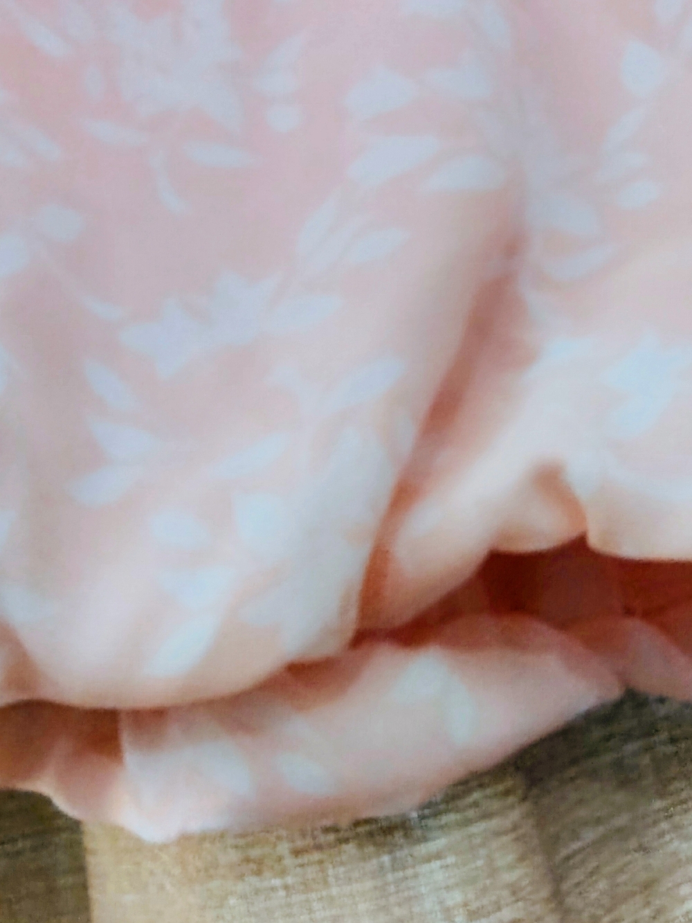 Liz Claiborne Peach and White Floral Pleated Sleeveless Camisole - Picture 4 of 4